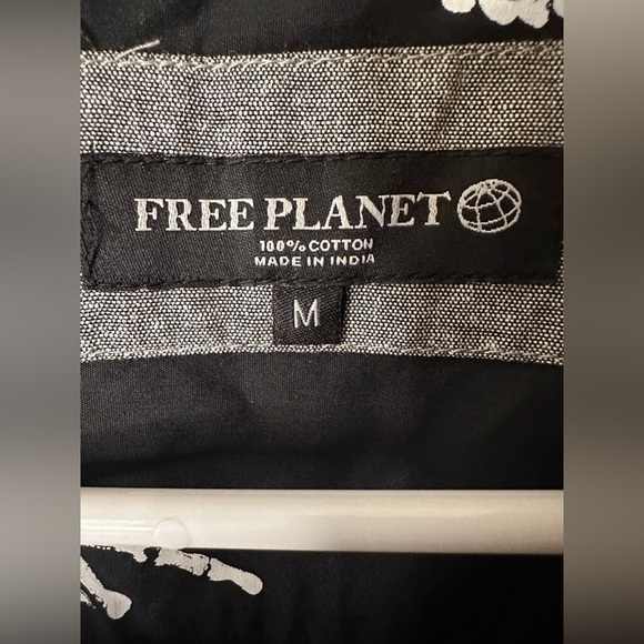 Free Planet Black White Skeleton Hand Print Button Down Short Sleeve Shirt NWT - Picture 4 of 7
